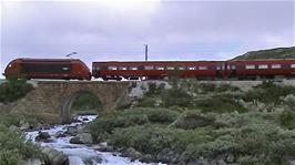 A train runs on the line that follows the Rallarvegen all the way to Myrdal from Oslo. It is actually the 1013 departure from Haugastøl that we had planned to use if it had been raining today